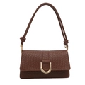 Sac bandoulière marron foncé tressé doté d'une boucle distinctive en métal doré en U - Beige
