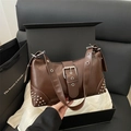 Borsa sottobraccio a mezzaluna in finta pelle marrone scuro con borchie e fibbia - Marrone