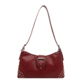 Borsa a spalla retrò rossa in pelle lucida con borchie e fibbie metalliche argento - Rosso