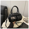 Detail der glänzenden schwarzen Lackledertasche mit doppelten Vordertaschen und Rundgriffen - Schwarz