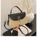 Detail der handgewebten Strohtasche mit schwarzer Lederklappe und goldener Schnalle - Schwarz