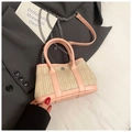 Kleine crossbodytas van roze leer en stro patchwork met zilveren kettingriem - Roze Zonder Hanger