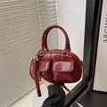 Bolso de mano rojo oscuro en piel brillante con bolsillos dobles y correa de hombro ajustable - Rojo