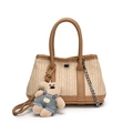Trapeziumvormige rieten draagtas met bruine leren bies en een blauwe teddybeertje-hanger - Khaki Met Hanger
