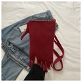 Sac bandoulière en suédine rouge foncé avec détails de franges bohèmes et mat - Rouge