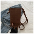 Sac bandoulière bohème en daim marron foncé avec de longs détails de franges - Marron