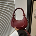 Borsa a mezzaluna bordeaux minimalista con testo moda e manico con sfere decorative - Rosso