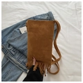 Sac bandoulière en daim marron avec franges et surpiqûres de style bohème - Marron