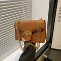Elegante borsa baguette marrone caramello con fiori goffrati e catena dorata - Marrone