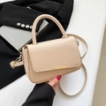 Sac à main bandoulière en similicuir beige avec boucle dorée élégante sur fond sombre - Khaki