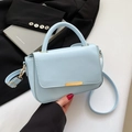 Hellblaue Handtasche aus Kunstleder mit goldenem Metallstab und Schultergurt - Blau