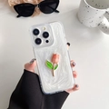 Detail der iPhone-Hülle in Perlenoptik mit 3D-Tulpe und eleganter Marmorstruktur - Weißer Blitz Tulpenstrauß / iPhone 7/8/SE 2020
