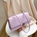 Bolso de hombro minimalista de cuero lavanda con detalles de metal dorado - Morado