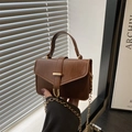 Braune Handtasche aus Kunstleder mit Gürtelschnalle und goldenem Kettenriemen - Braun