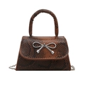 Piccola borsa a tracolla marrone motivo coccodrillo con fiocco argento e catenella - Marrone