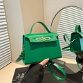 Borsa a tracolla verde lime minimalista con chiusura a scatto dorata e manico - Verde
