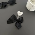 Vista macro del ciondolo a cuore con strass, incisione Love e fiocco in raso nero - Nero
