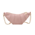 Bolso bandolera rosa de media luna con costuras verticales y correa de cadena dorada - Rosa