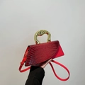 Rode baguette tas met krokodillenprint, gouden metalen handvat en schouderriem - Rood