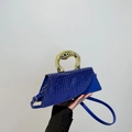 Blauwe handtas met krokodillenpatroon, gouden metalen handvat en asymmetrische flap - Blauw
