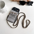 Detalle de funda cartera de tweed con herraje dorado Love y correa de cadena cruzada - iPhone 7/8/SE 2020 / Tweed Negro
