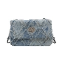 Lichtblauwe denim schoudertas met gerafelde ruittextuur en zilveren draaisluiting - Blauw