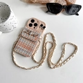 Detalle de funda iPhone rosa con bolsillo de tweed, lazo de strass y cadena de metal - iPhone 7/8/SE 2020 / Tweed Caqui