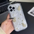 Custodia iPhone con rose dorate 3D, perle e anello in metallo tenuta in mano - iPhone 7/8/SE 2020 / Bianco Crema Flash