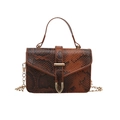 Braune Handtasche mit Schlangenmuster, Goldkette und Tragegriff im trendigen Design - Braun