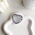 Détail du support de téléphone cœur en cristal dégradé violet sur plateau blanc - Support à Base Blanche / Bordure Noire Dégradée