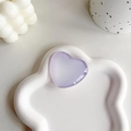 Gros plan du support de téléphone cœur en cristal dégradé sur un plateau nuage blanc - Support à Base Blanche / Bord Violet Dégradé