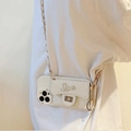 Detalle de funda acolchada blanca para móvil con hebilla Love de strass y cadena cruzada - Albaricoque / iPhone 7/8/SE 2020