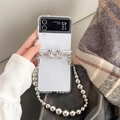 Détail de la coque transparente Z Flip 6 avec chaîne à perles et breloques ours - Deux Ours - Chaîne à Billes Argentée / Samsung ZFlip3