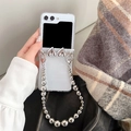 Détail de coque Galaxy Z Flip 6 transparente avec cœurs argentés et chaîne à perles - Deux Cœurs - Chaîne à Billes Argentée / Samsung ZFlip3