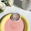 Detailansicht der runden Kristall-Handyhalterung mit rosa Marmor-Textur auf Keramik - Magnetischer Typ - Kristallglas - Pink-braune Textur