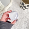Primo piano di un supporto per telefono a cuore bianco lucido tenuto in mano - Supporto Magnetico-Cuore in Vetro di Cristallo-Bianco