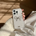 Funda de iPhone brillante con lazo metálico plateado en escena de estilo de vida - iPhone XR / Lazo Plateado Purpurina