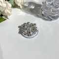 Dettaglio macro del supporto Magsafe in strass floreale di lusso con riflessi di cristallo - Stile Gemma 1 - Bianco