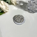 Dettaglio del supporto MagSafe floreale con strass, cristalli trasparenti e finitura argento - Stile Gemma 2 - Bianco