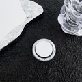 Détail du support magnétique en verre avec texte « Gift For You » sur fond noir texturé - Blanc