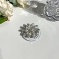 Vista dettagliata del supporto MagSafe a fiore con intarsio di strass brillanti - Stile Gemma 5 Strass Lungo - Bianco