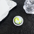 Vue détaillée du support magnétique rond avec texture marbre bleu et motif d'étoiles - Vert Terre