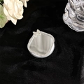 Détail du miroir de maquillage magnétique avec papillon en strass et cadre en cristal - Carré (Argent)