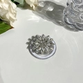 Dettaglio del supporto MagSafe a forma di fiore con strass e base argentata lucida - Stile Gemma 6 Fiore - Bianco