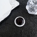 Vue rapprochée du support magnétique rond avec motif Gift For You sur un fond texturé noir - Noir