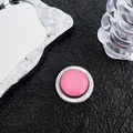 Détail macro d'un support de téléphone en verre rose avec texte Gift For You sur noir - Rouge Rose