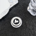 Makro-Detail der magnetischen Herz-Handyhalterung mit Silbertextur und Schriftzug - Kreis Epoxy - Galvanisiertes Schiefes Herz