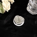 Vue macro du support de téléphone magnétique en cœur avec nœud en strass et miroir - Petit Coeur (Argent)