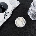 Vista dall'alto di un supporto magnetico per telefono con perle e testo Gift For You - Stile Mini Quadrato di Seta