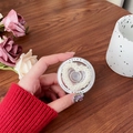 Primer plano del soporte magnético para móvil con perlas de corazón y texto Gift For You - Corazón de Perla Calado